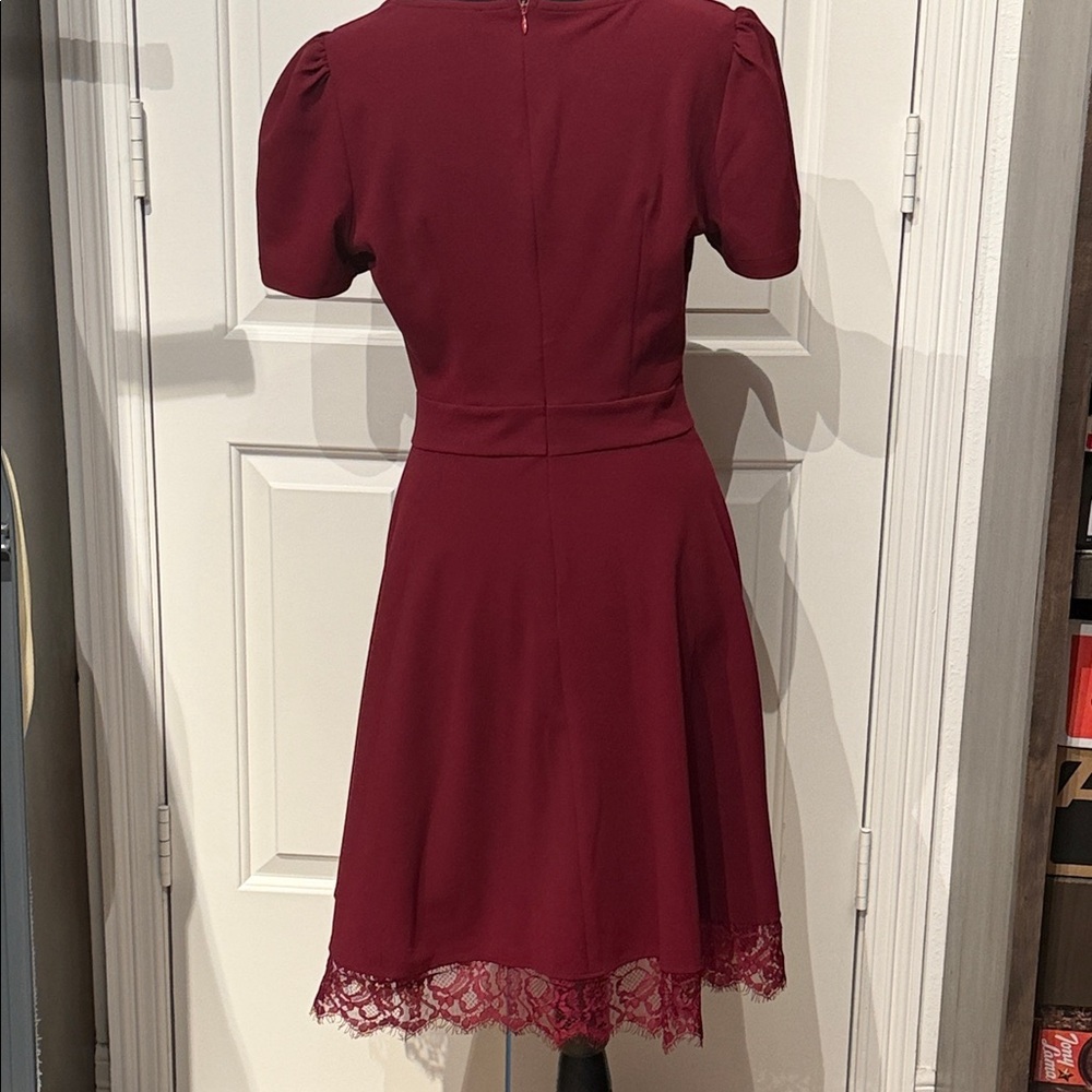 Chic Burgundy Midi Dress with Lace Detail - Picture 4 of 7